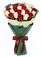 Букет Микс из красных и белых роз в Калачинске