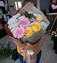 Букет цветов из:  Герберы, Розы и Хризантемы в Калачинске