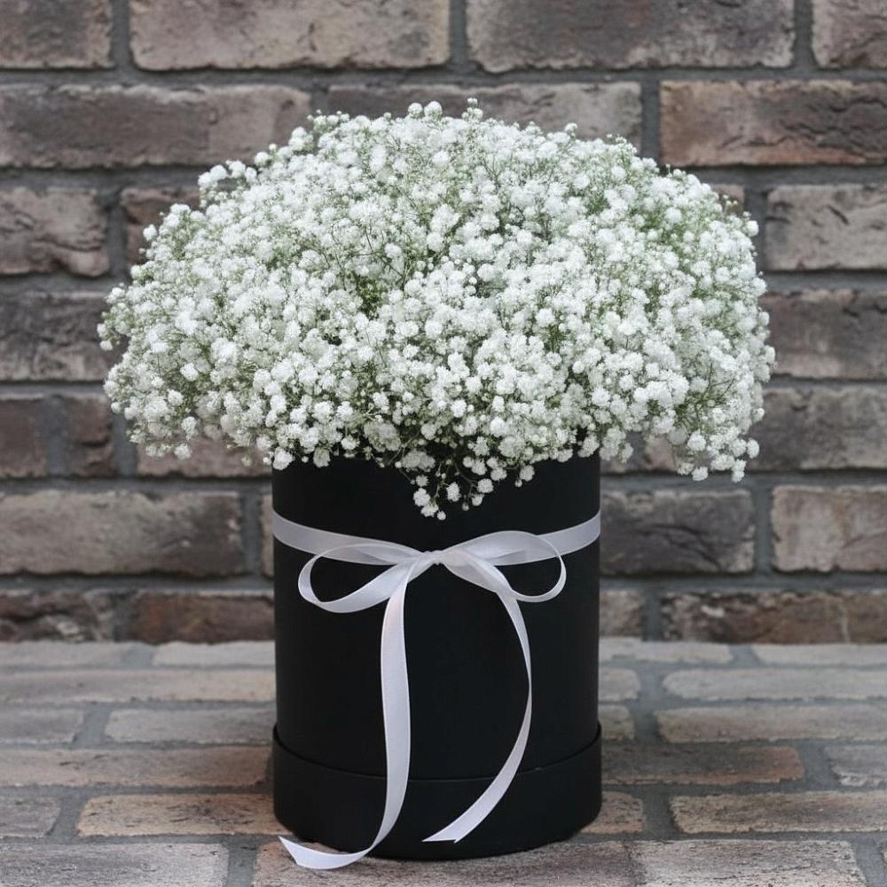 Цветочная композиция из Гипсофила в шляпной коробке в Калачинске