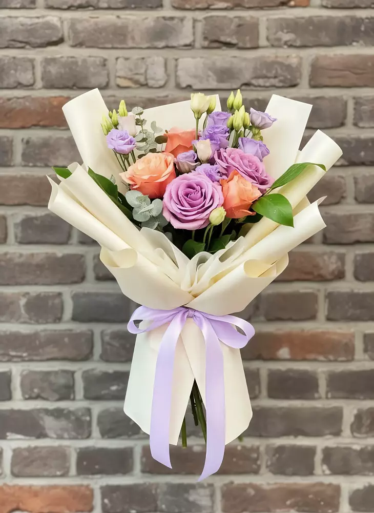 Букет цветов из: Лизиантусы и Розы в Калачинске