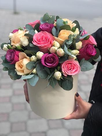 Цветочная композиция из Розы в шляпной коробке в Калачинске