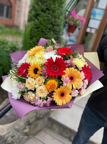 Букет цветов из: Герберы, Ромашки, Хризантемы, Розы и Подсолнухи в Калачинске