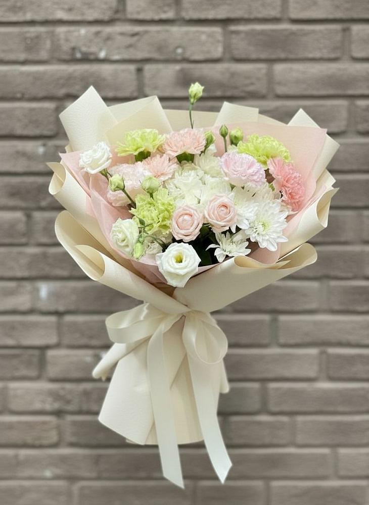 Букет цветов из: Гвоздики, Розы, Лизиантусы и Хризантемы в Калачинске