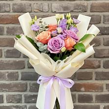 Букет цветов из:  Лизиантусы и Розы в Калачинске