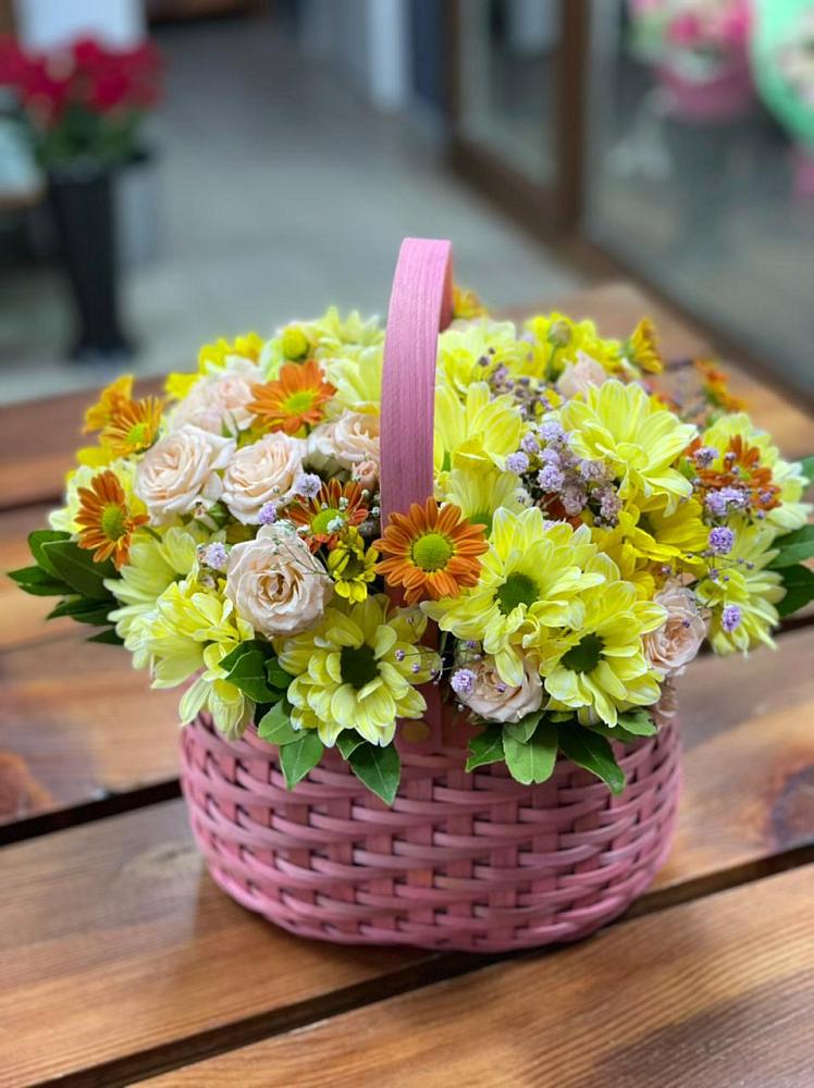 Цветочная композиция из Хризантемы и Розы в корзине в Калачинске