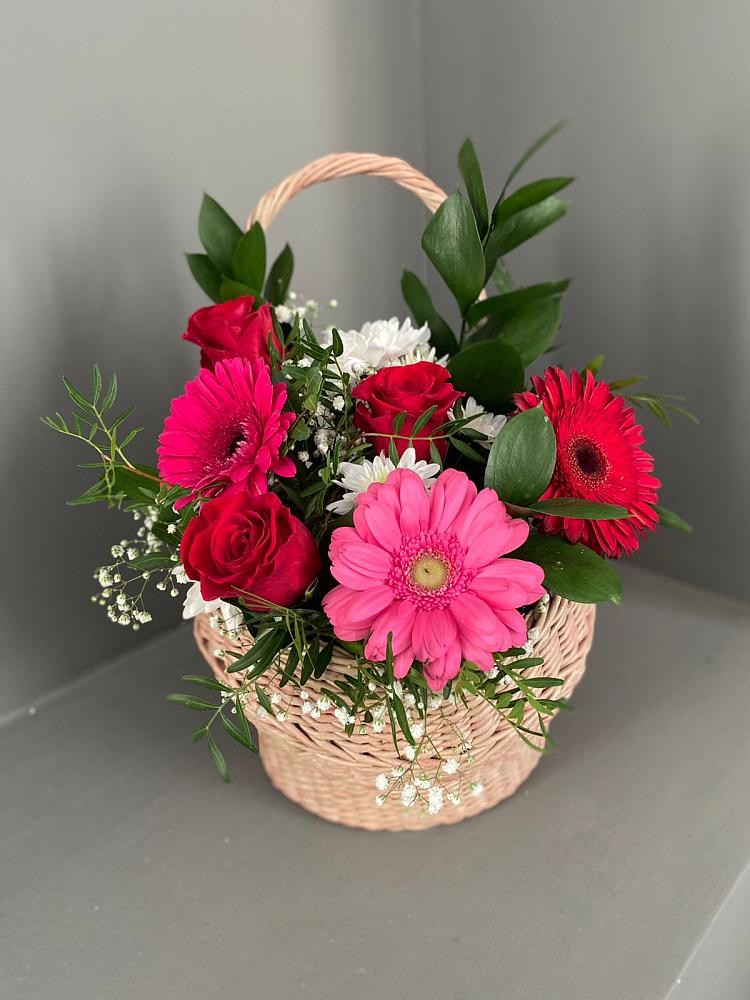 Цветочная композиция из Розы, Хризантемы и Герберы в корзине в Калачинске