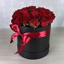 Цветочная композиция из Розы в шляпной коробке в Калачинске