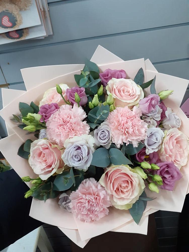 Букет цветов из: Розы, Гвоздики и Лизиантусы в Калачинске