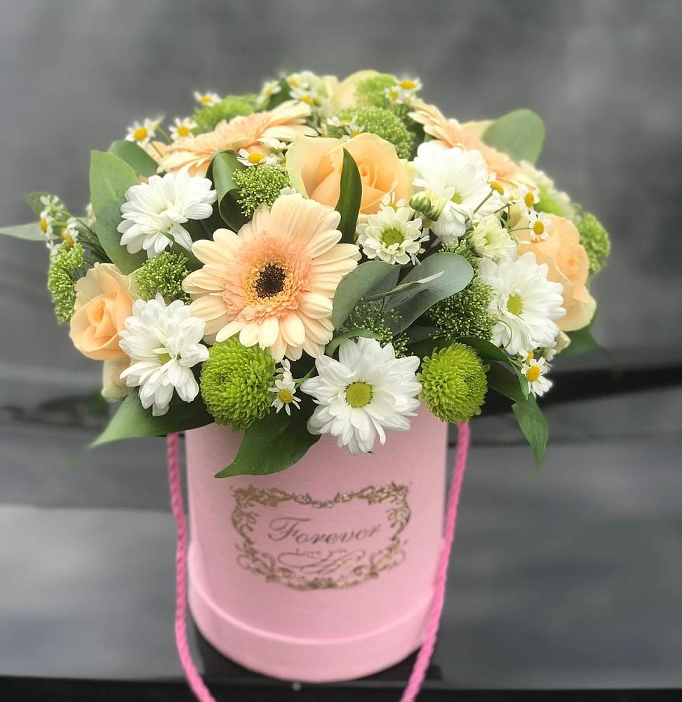 Цветочная композиция из Розы, Герберы и Хризантемы в шляпной коробке в Калачинске