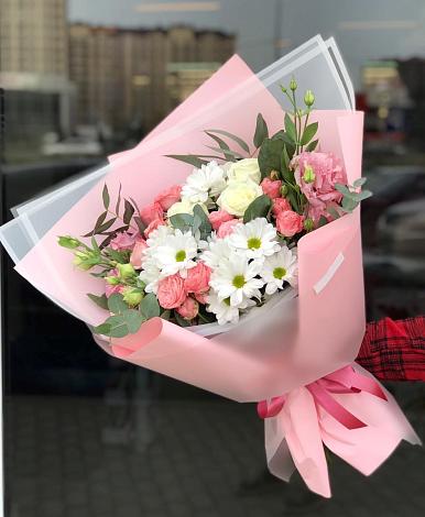 Букет цветов из: Розы, Лизиантусы и Хризантемы в Калачинске