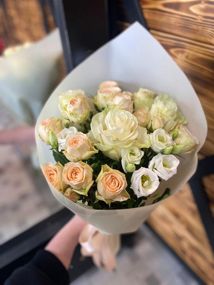 Букет цветов из: Розы и Лизиантусы в Калачинске